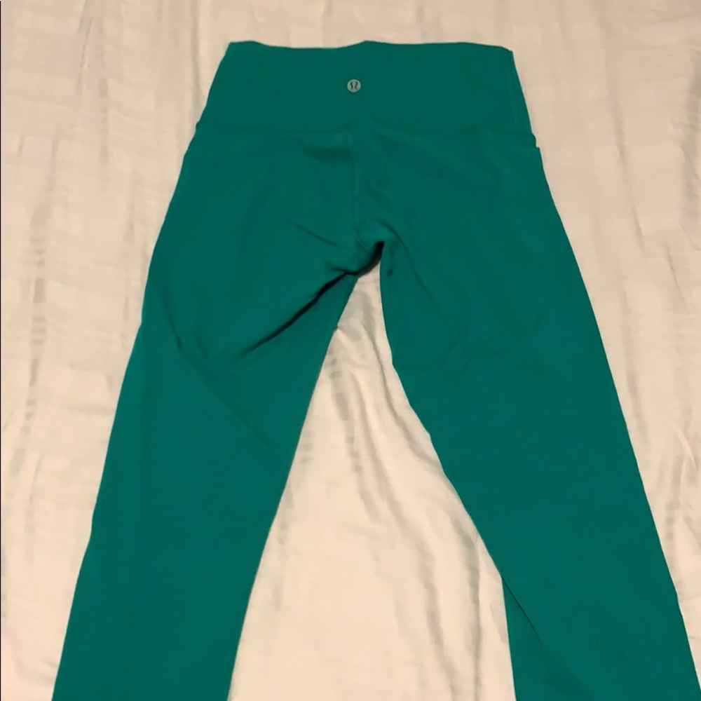 NWOT Green cropped lulu lemons